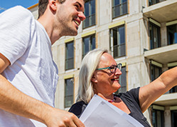 Mann und Frau auf einer Baustelle
